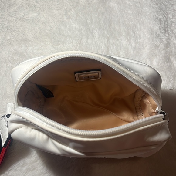 Guess wrist strap bag - Picture 2 of 3